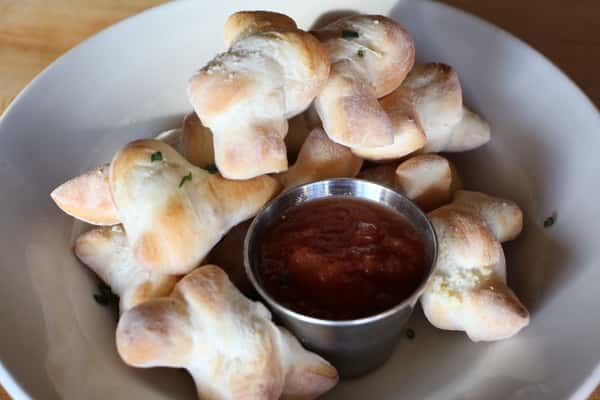 GARLIC KNOTS