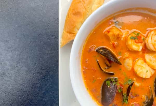 Seafood stew with garlic bread