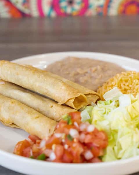 ¡Crujientes, doraditos y listos para ti! 🌮✨

No hay nada que un buen plato de flautas doradas no pueda arreglar. Acompañados con su arroz, frijolitos refritos y ese pico de gallo bien fresquito que le da el toque final. 🤤

📍 Visítanos hoy y dales la primera mordida.

#Foodie #Antojo #ComidaMexicana #taquitosdorados