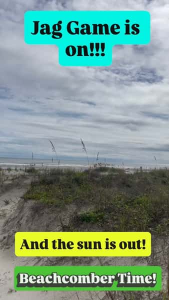 #jacksonvillejaguars and #bleedgreennation are on the BIG SCREEN and the weather in looking mostly FUN! Robbie and Ashley behind the #bar serving the best #cocktails on the #beach
LET’S GOOOOOOOOOOOOO!!!