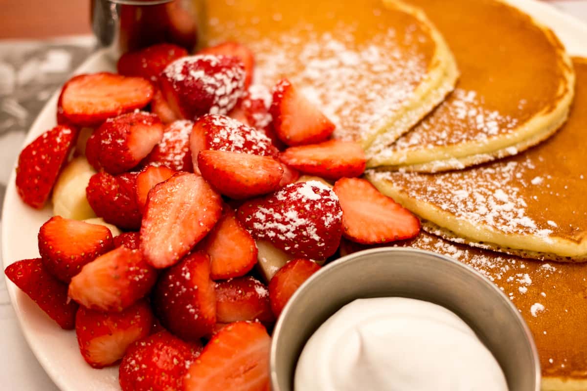 Strawberry Pancakes (450/900 cal)