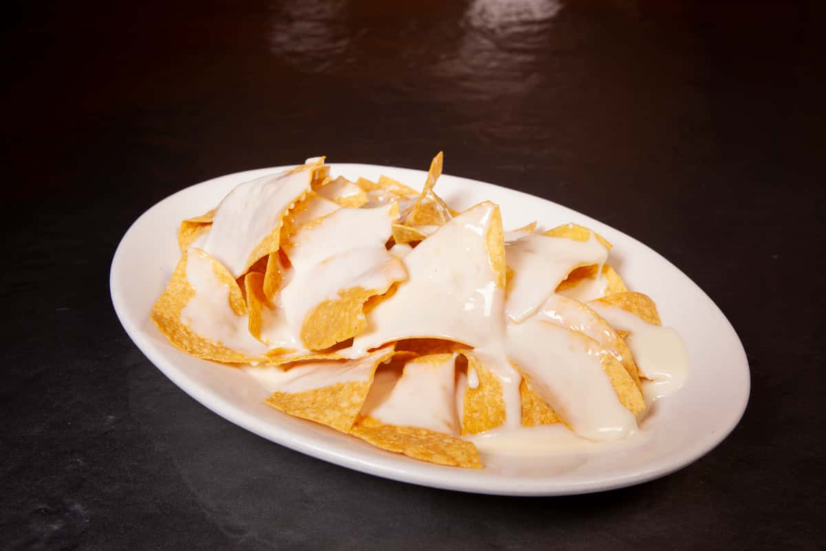 Nachos様 Nachos Con Cheese Dip and Jalapeños | Large - La Parrilla Mexican