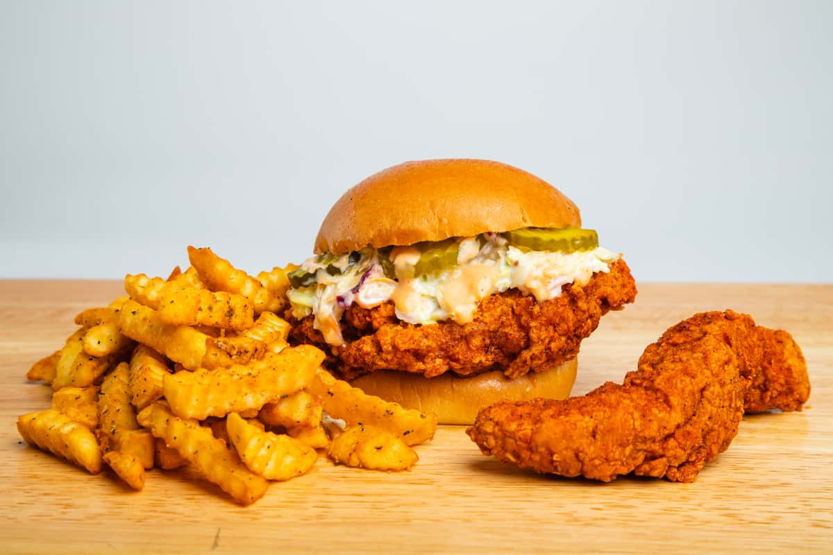 三鶏哥 Brother Sanjiソフビ台湾TTF BRO CHICKEN 3 Bro's #3 Chicken Sandwich w/ a Jumbo Tendere & Fries - Bro's Hot