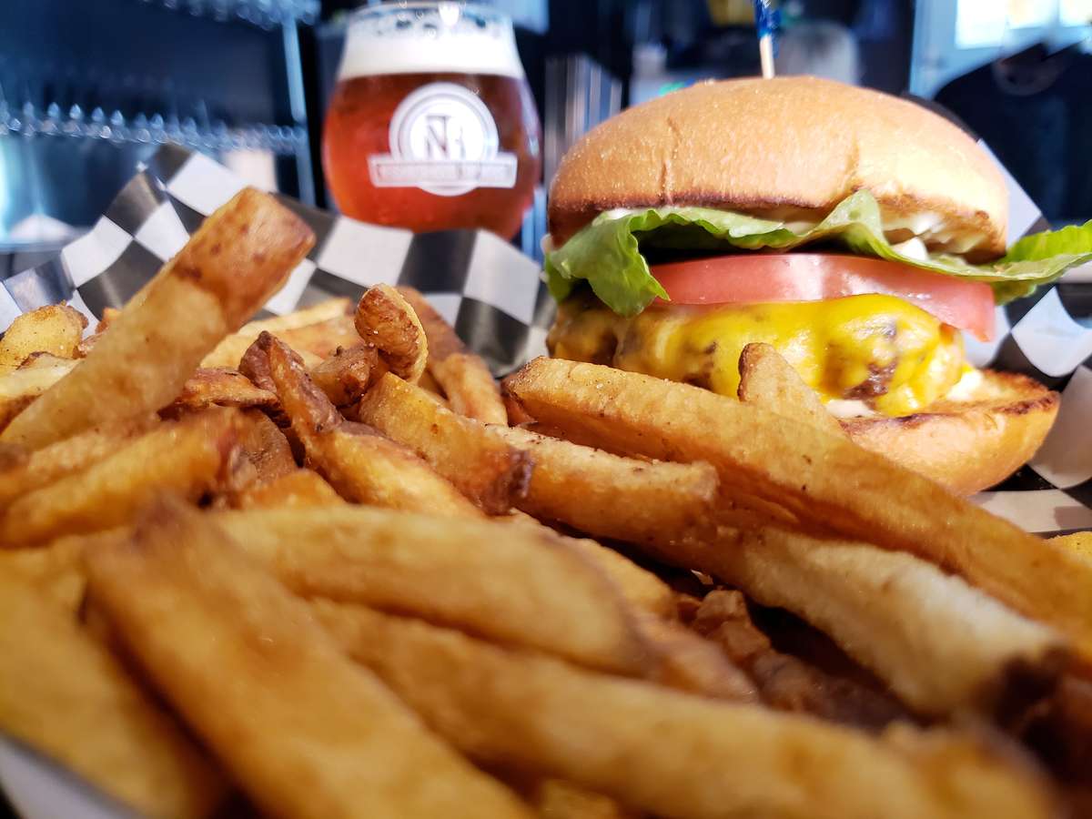 春　w)taps  neighborhood Carnes Crossing - Neighborhood Craft Beer and Burger
