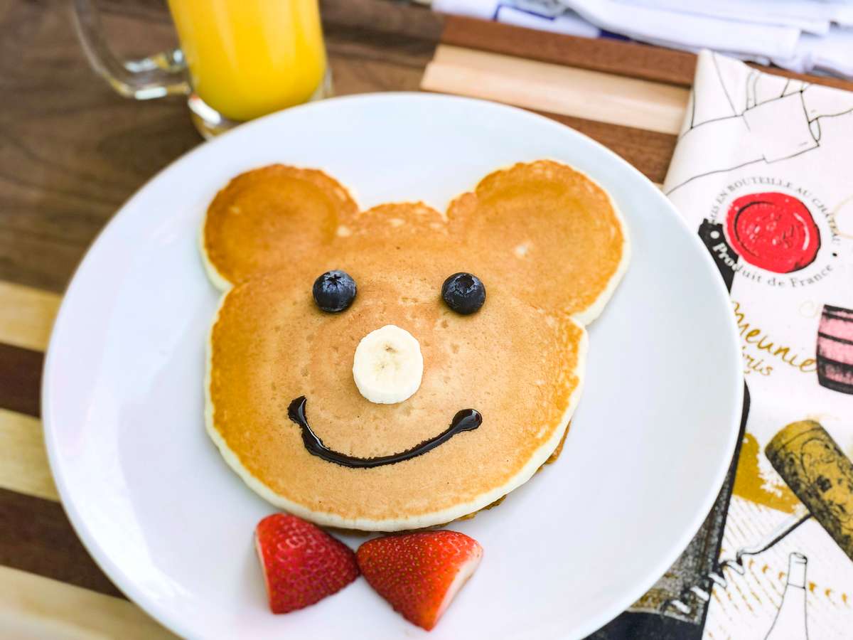 Mickey deals mouse pancakes