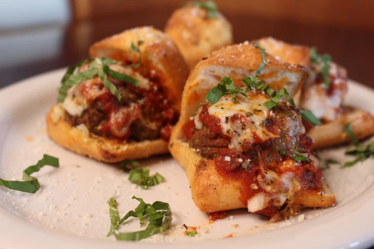 What to Serve with Pizza? Appetizers that Zing!