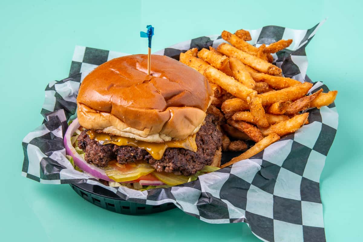 Cheddar Cheeseburger - Lelo's Island Bar - Bar & Grill in Port