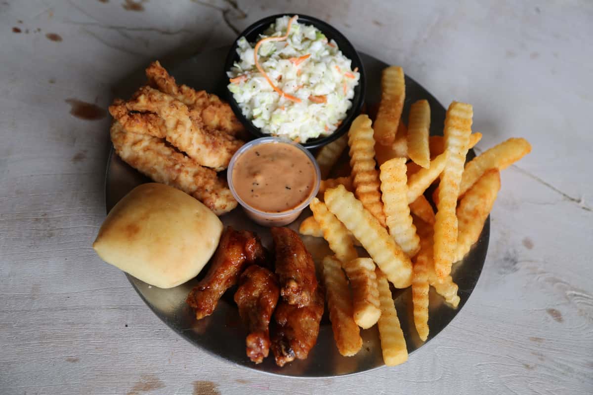 Tender & Wing Combo Food Wing Maxx Chicken Wings Restaurant in GA