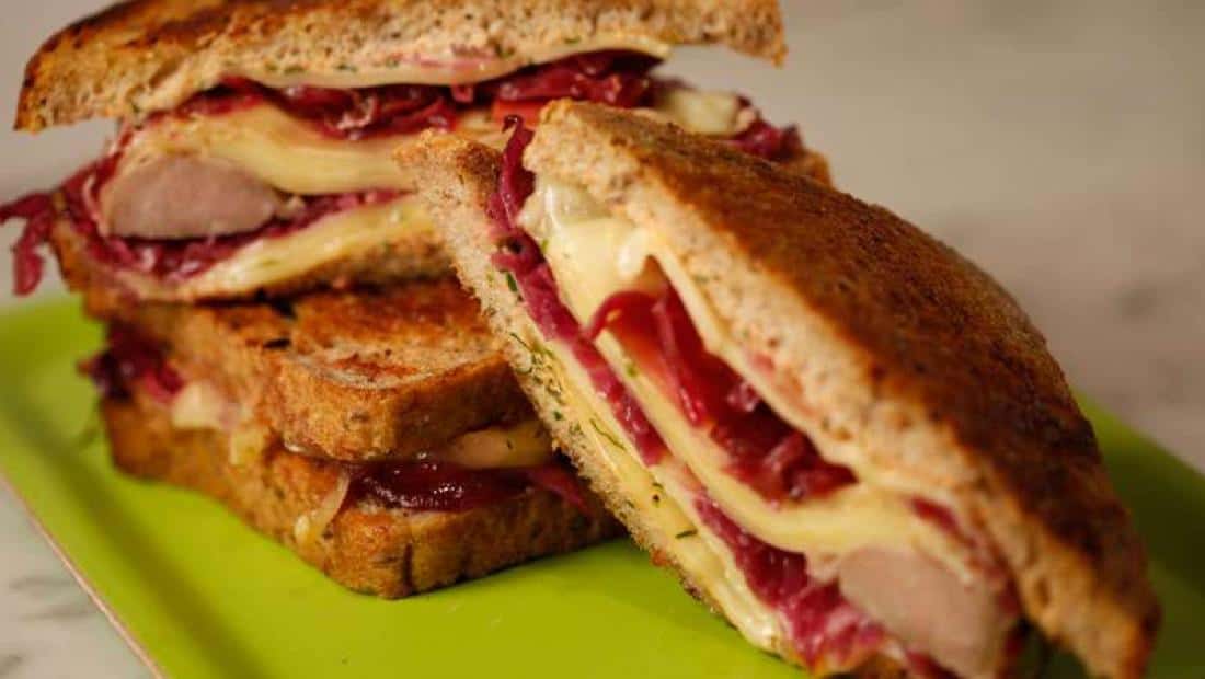 Bratwurst Reuben