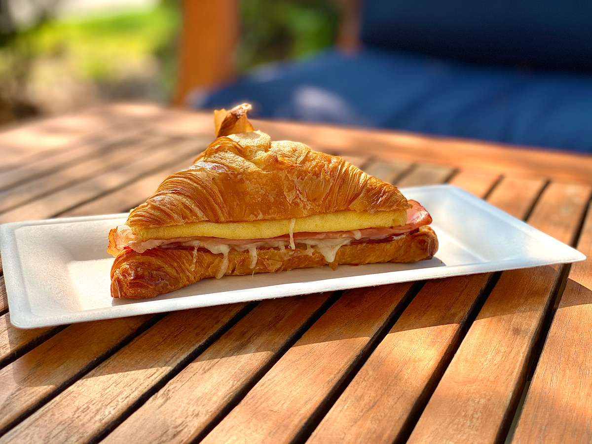 Croissant au jambon et fromage