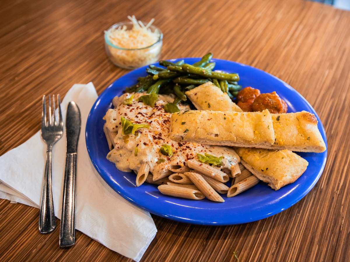 Pasta with breadsticks and green beans