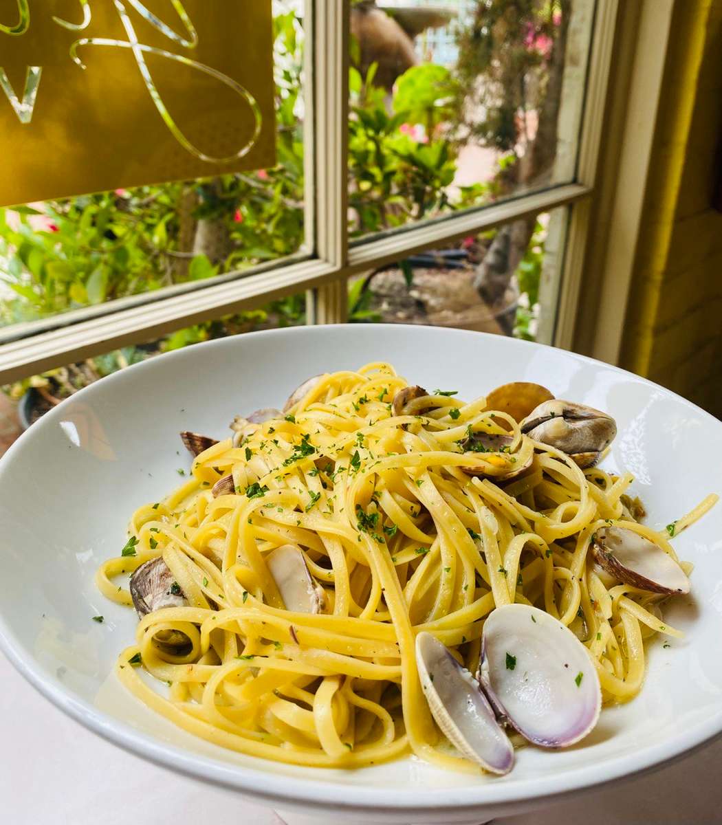 洗顔料 vongole LINGUINE VONGOLE - Yellow Vase - Cafe in CA