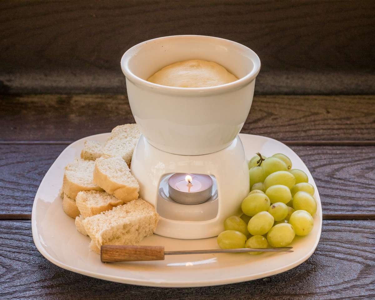TRADITIONAL CHEESE FONDUE