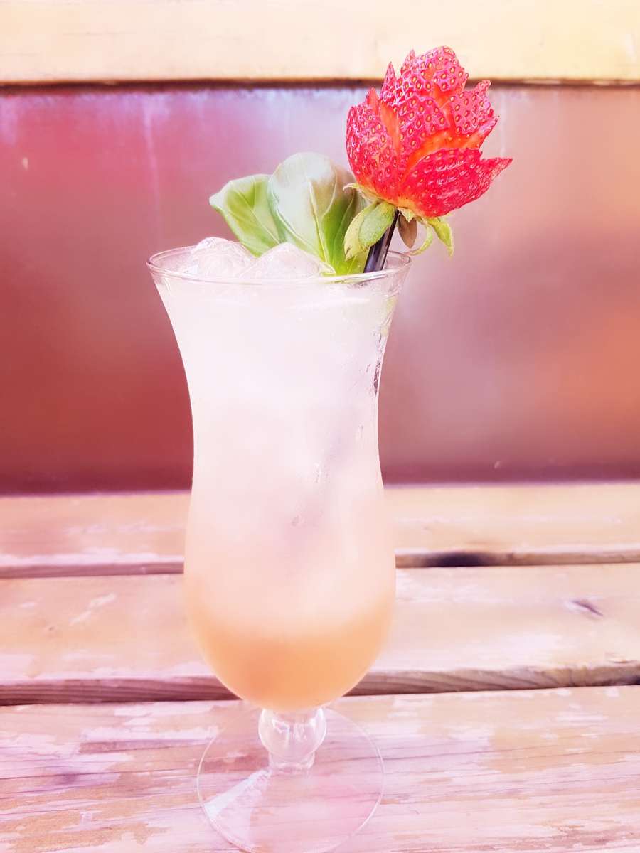 Strawbasil Spritz