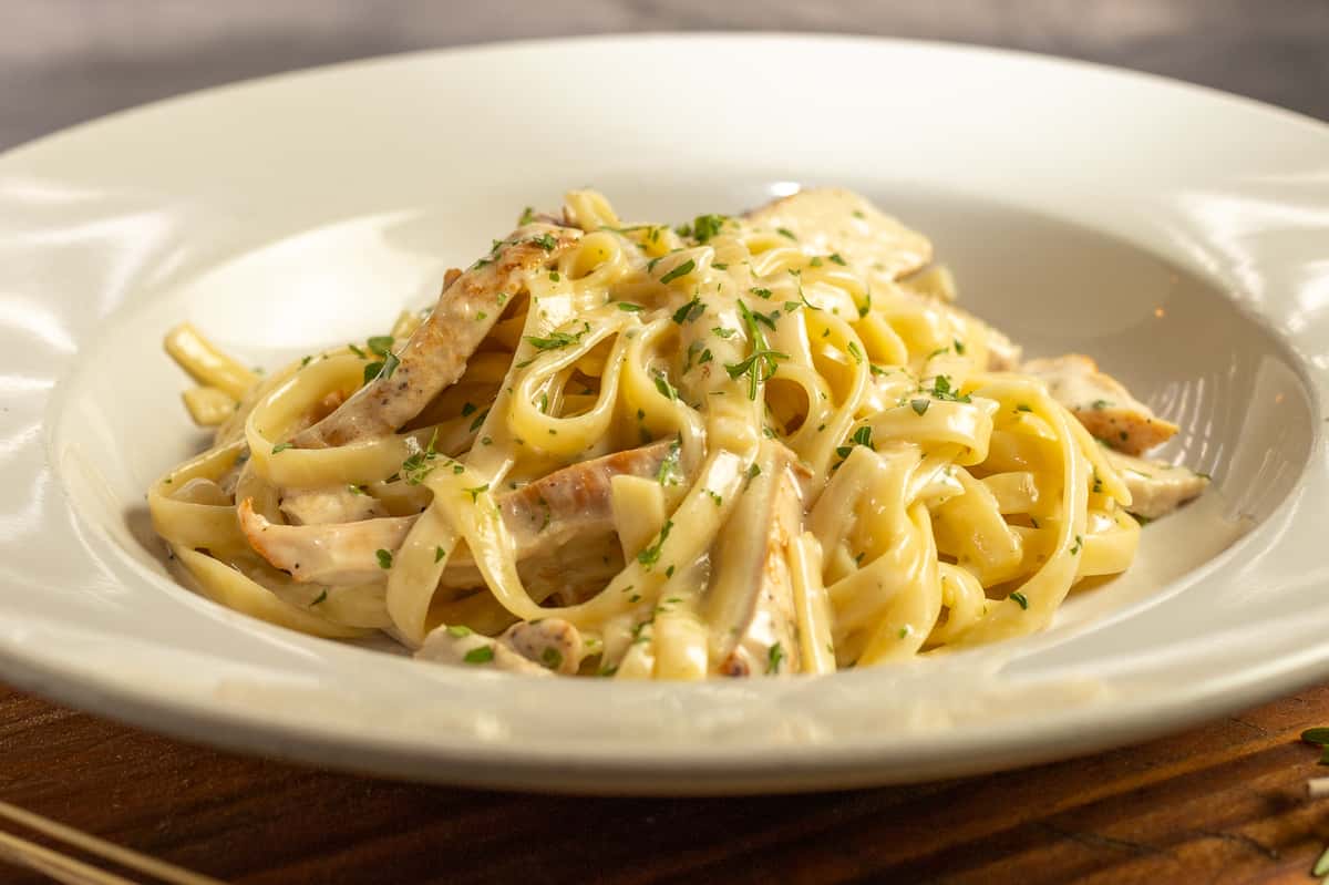 C) CHICKEN ALFREDO (W GARLIC BREAD) - F&D Woodfired Italian