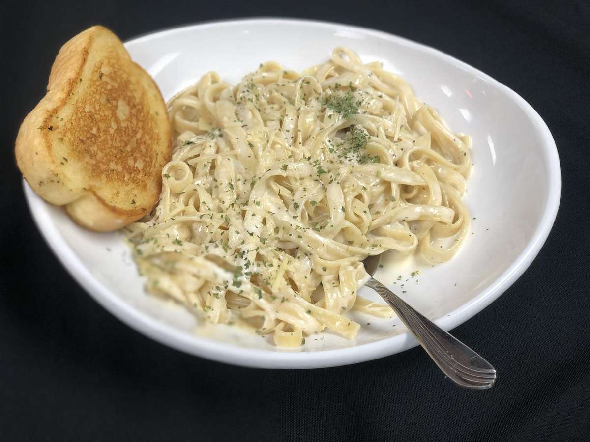 食器   ALFREDO Fettuccini Alfredo - D. Michael B's Resort Bar & Grill - American