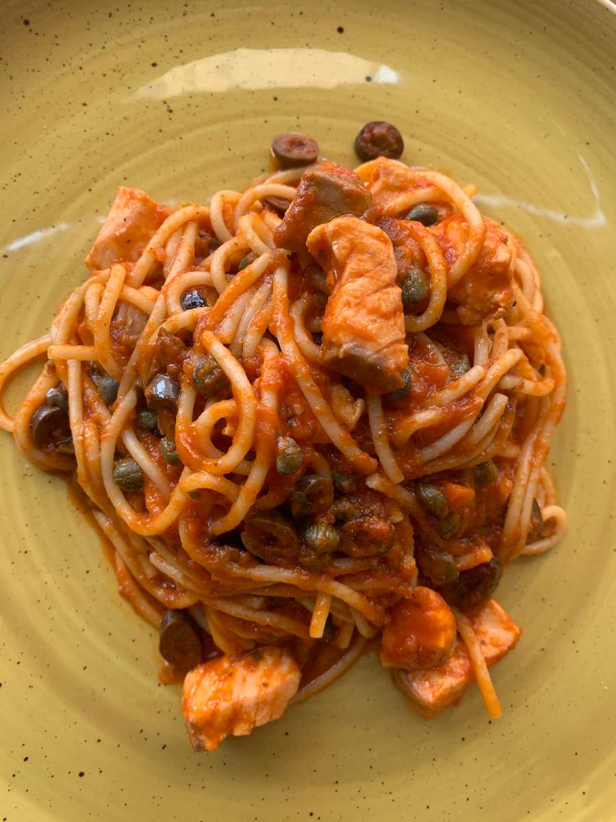 Spaghetti salmon puttanesca