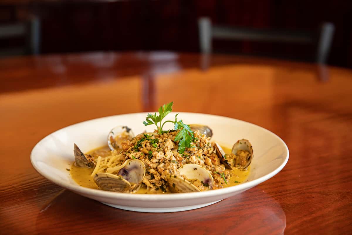 Linguine with white clam sauce