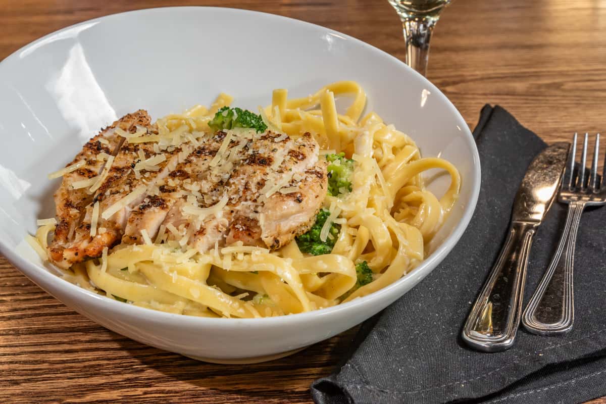 食器   ALFREDO Chicken Alfredo - Swing Bridge Pub - American Restaurant in La