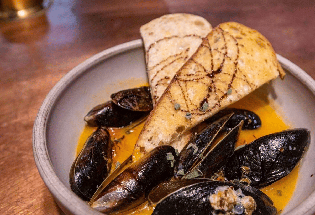 mussels in sauce with bread