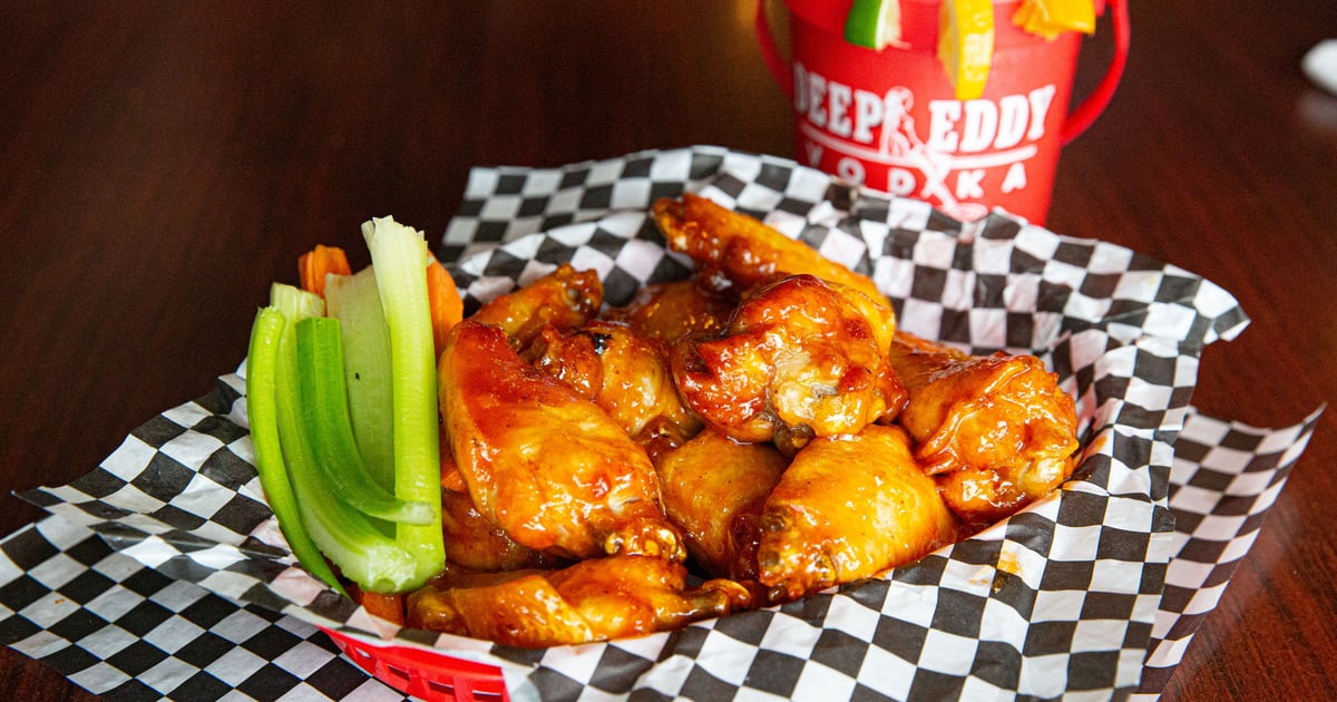 6 PIECE WINGS Appetizers/Salad/Soup The Loose Wheel Bar & Grill in WA