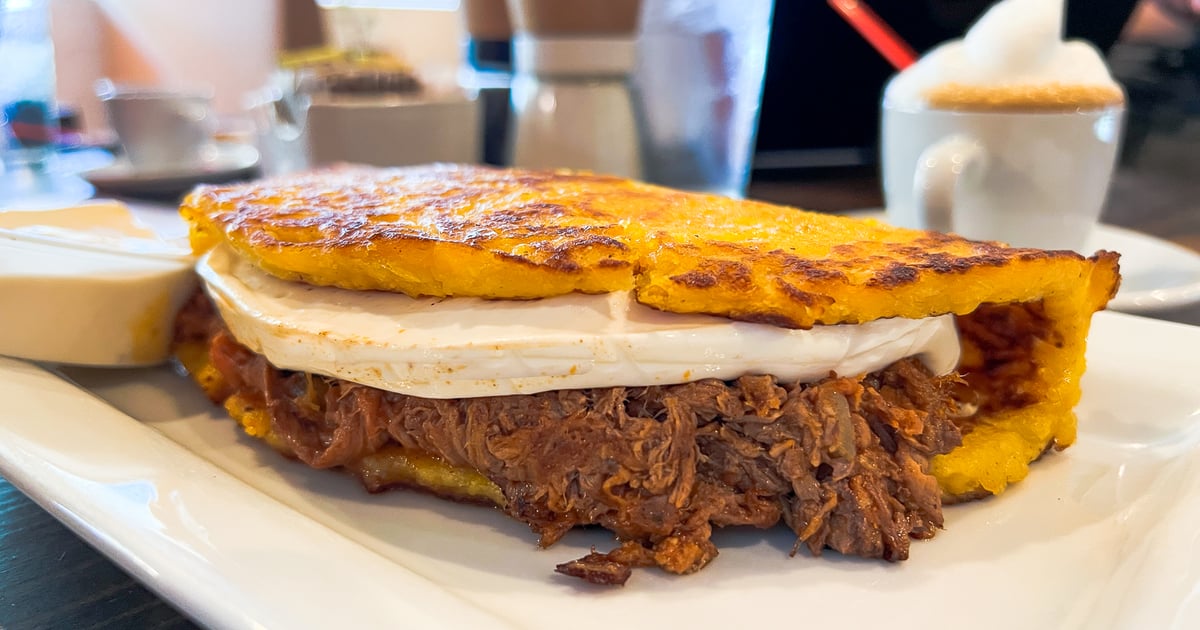 Cachapa Con Carne Mechada / Cachapa With Shredded Meat - Breakfast ...