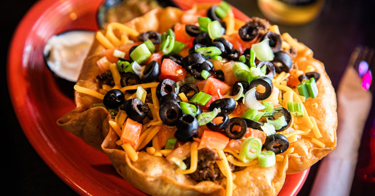 salad places near me open now