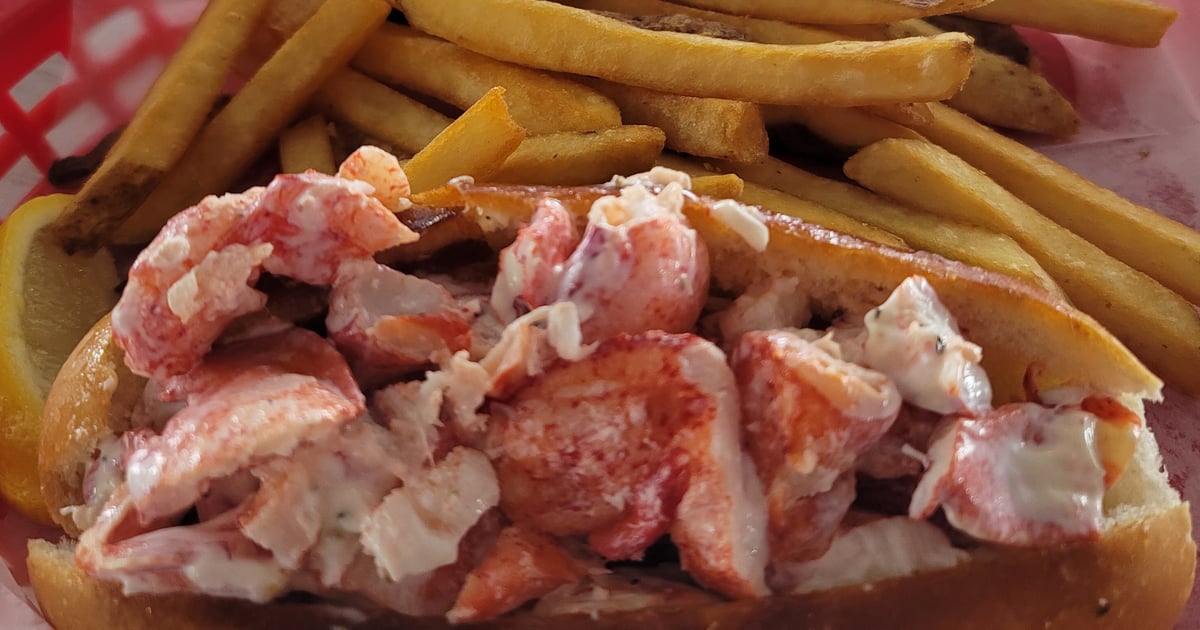 Lobster Roll Seasonal Menu Lighthouse Point Bar and Grille Bar in