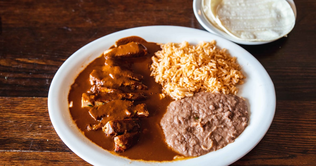 Pechuga De Pollo En Mole Poblano - Menu - La Veracruzana - Mexican  Restaurant