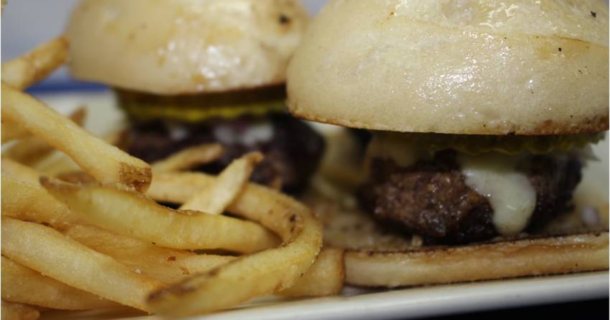 tij verkenner dorst Mini Burger Trio - Regular Menu - Roberto's Real American Tavern - American  Restaurant in East Windsor, CT