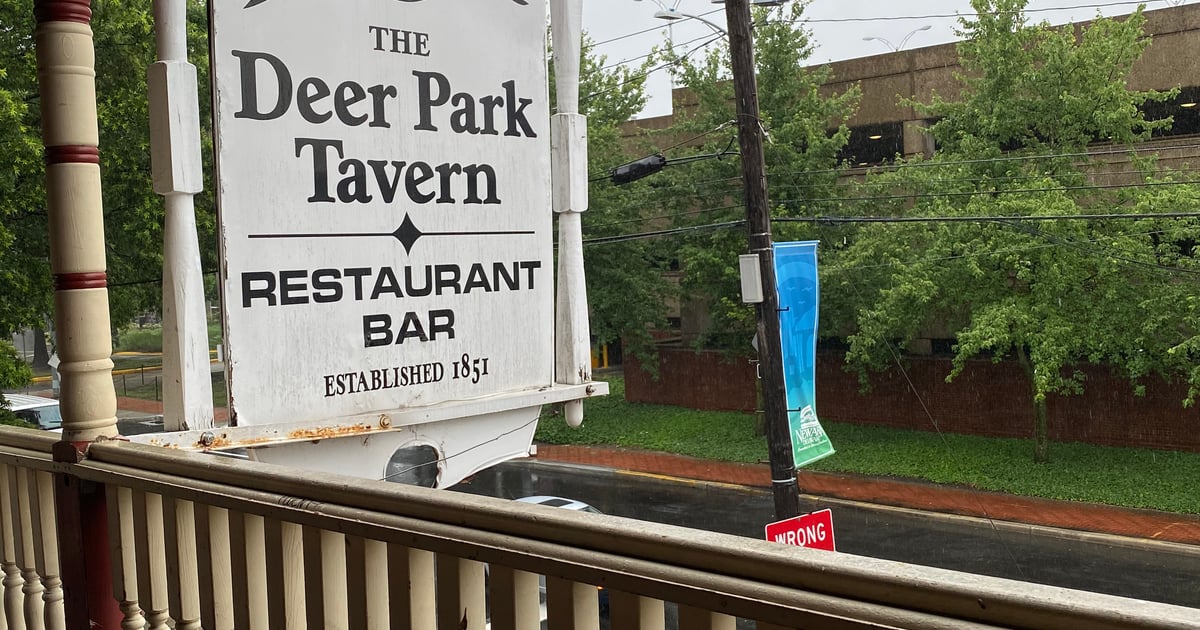 Catering Deer Park Tavern American Restaurant in Newark, DE