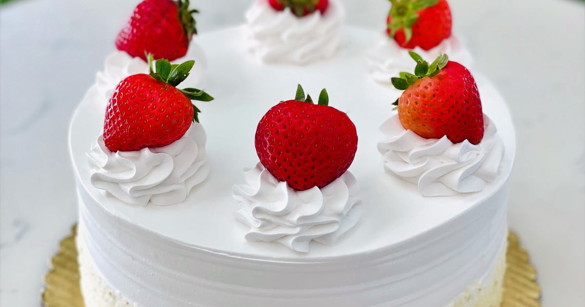 strawberry-shortcake-henri-s-bakery-deli