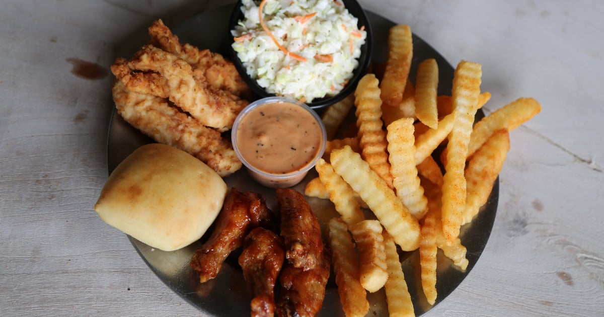 Tender & Wing Combo Food Wing Maxx Chicken Wings Restaurant in GA