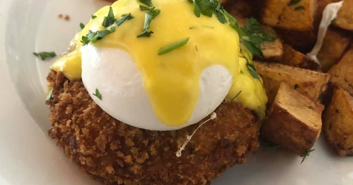 Crispy Crab Benedict (925 cal.) Brunch The Union Kitchen