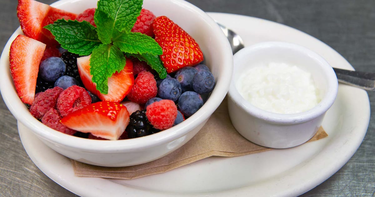 Berry Bowl Breakfast Urth Caffé Europeanstyle café