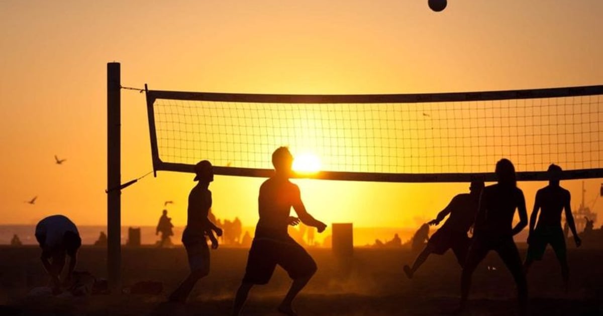 Leagues Sak's Sports Bar Restaurant in Vadnais Heights, MN