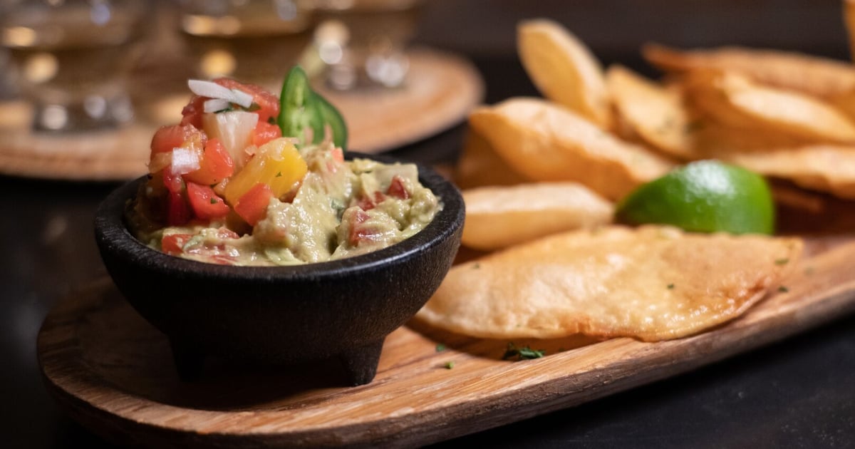 GUACAMOLE + CHIPS FOOD /pôr/ wine house Tapas Restaurant in