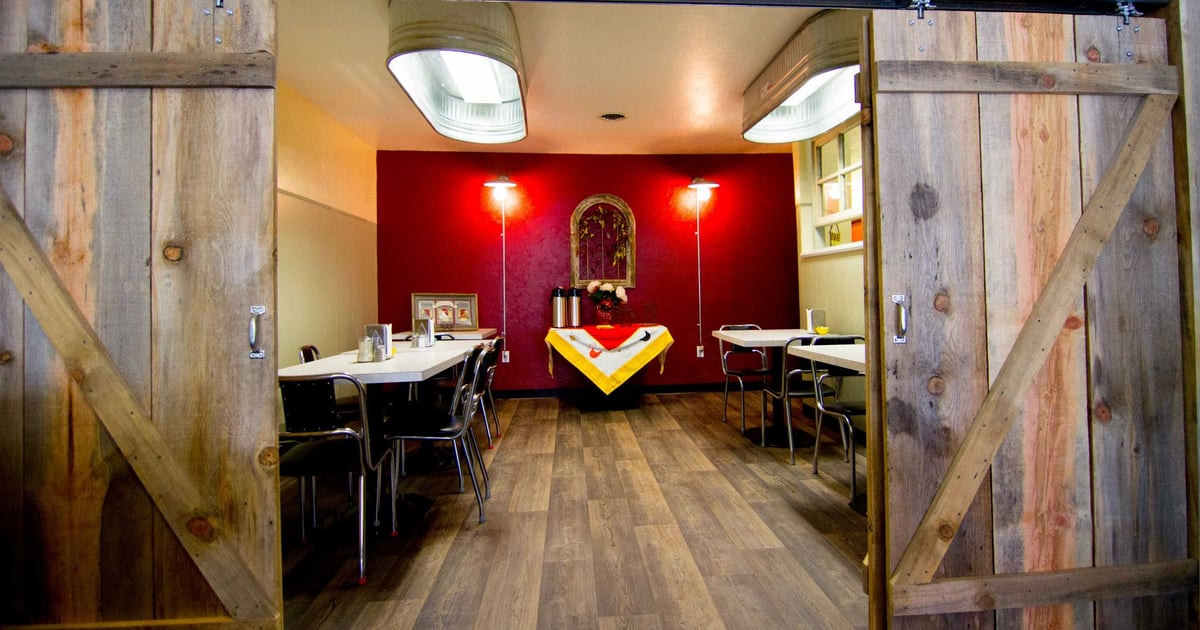 Red Rooster Cafe American Restaurant in Enterprise, OR