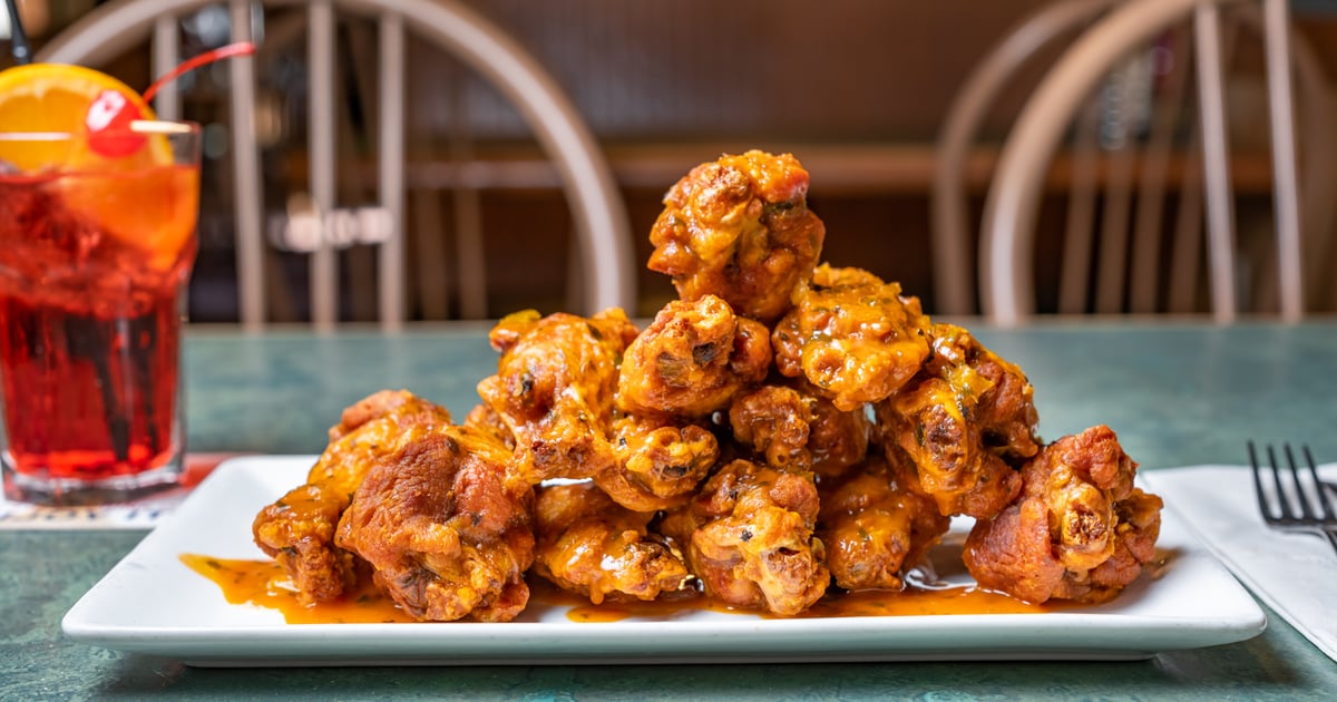 10 Chicken WINGS Main Menu Mutt & Jeff's Restaurant and Bar in