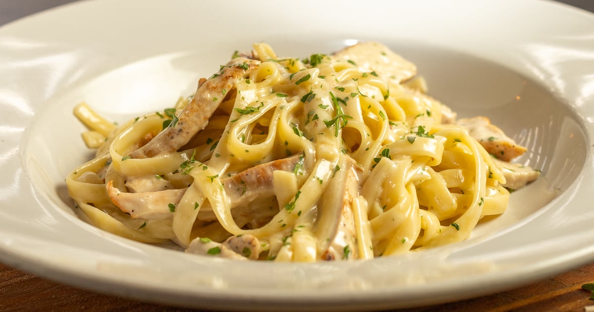 C) CHICKEN ALFREDO (W GARLIC BREAD) - F&D Woodfired Italian