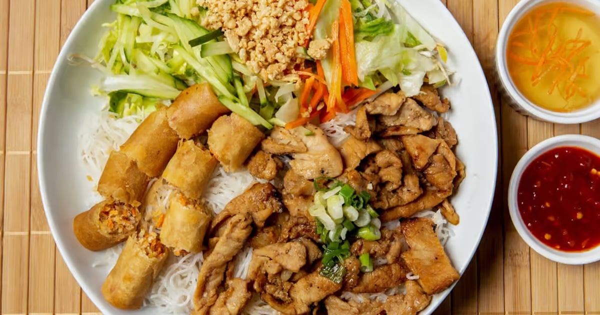 (41) Vermicelli with Charbroiled Pork & Spring Rolls - Ha Long Bay ...