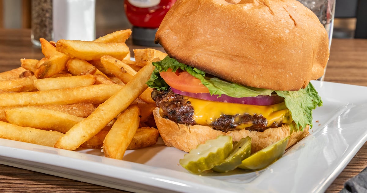 Classic Cheese Burger - Swing Bridge Pub - American