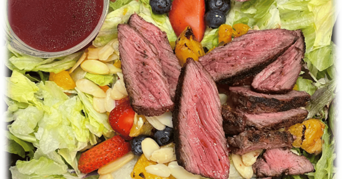 Blueberry Steak Salad Weekly Lunch Specials Winking Lizard Tavern