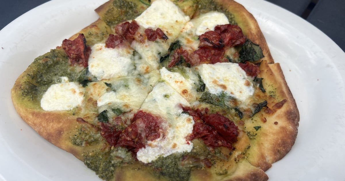 Margherita Flatbread Pizza Summer '24 Menu Specials Winking Lizard