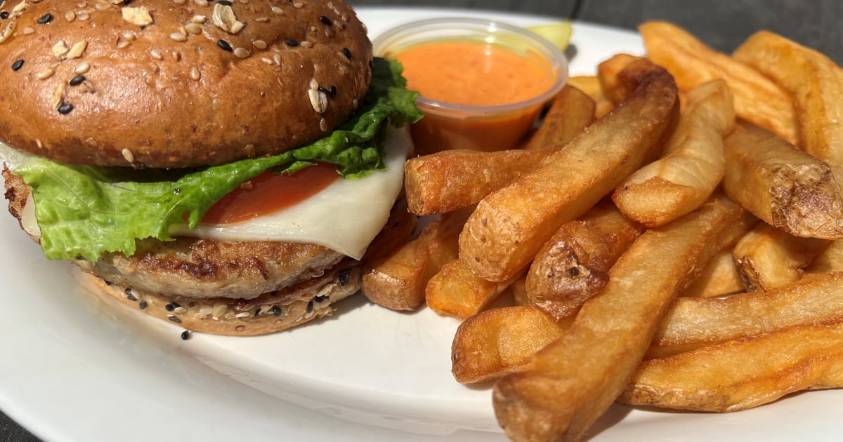 Turkey Burger Weekly Lunch Specials Winking Lizard Tavern