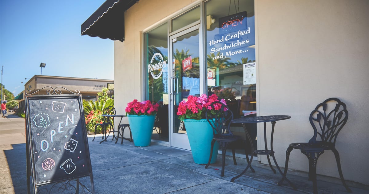 Roadees' Cafe Restaurant in Brentwood, CA