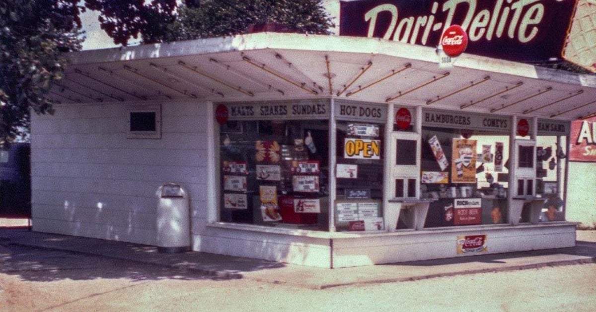 Press Woody's WoodFire Pizza Bar & Oven