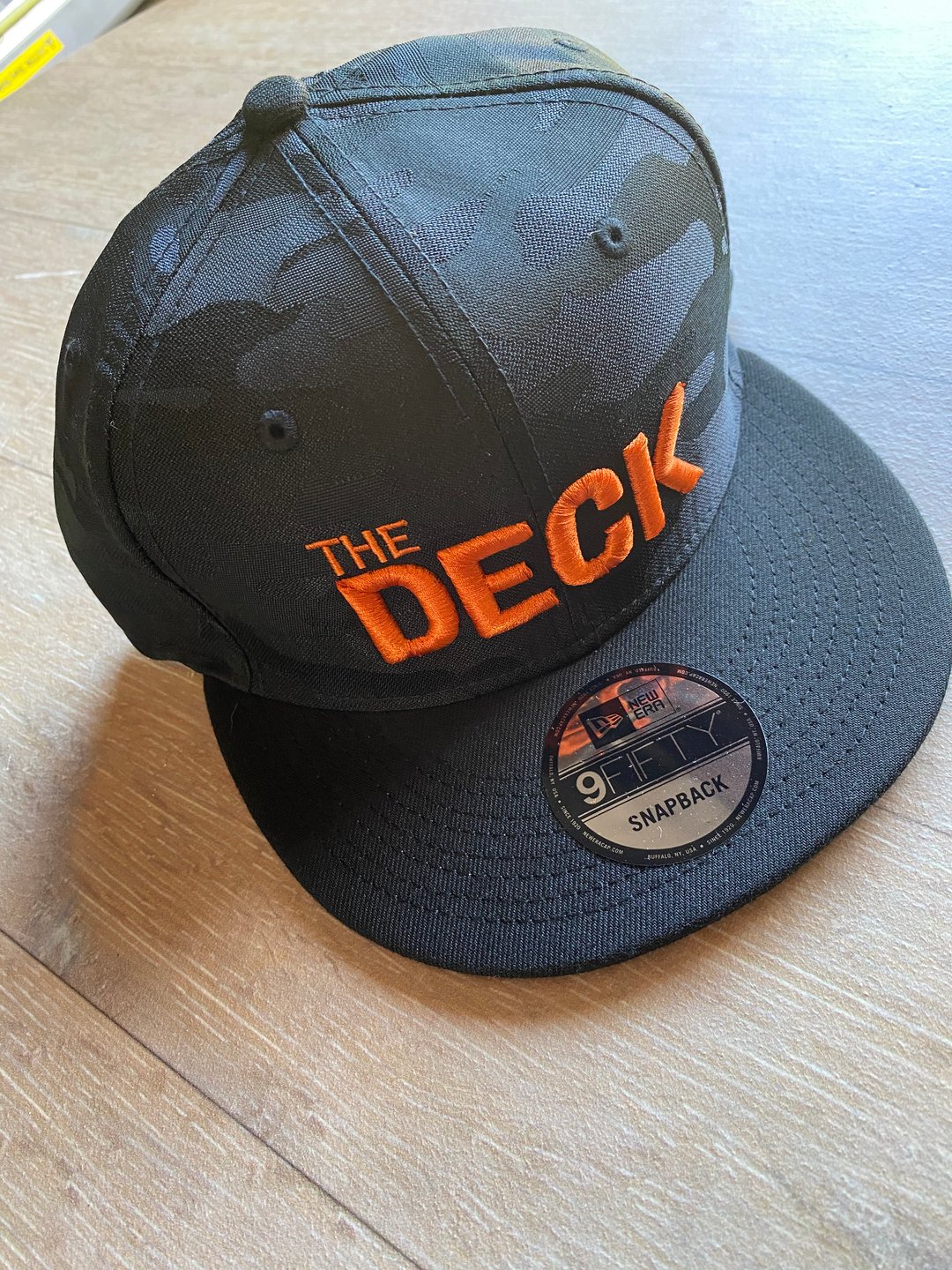 DECK "SNAP-BACK" HAT