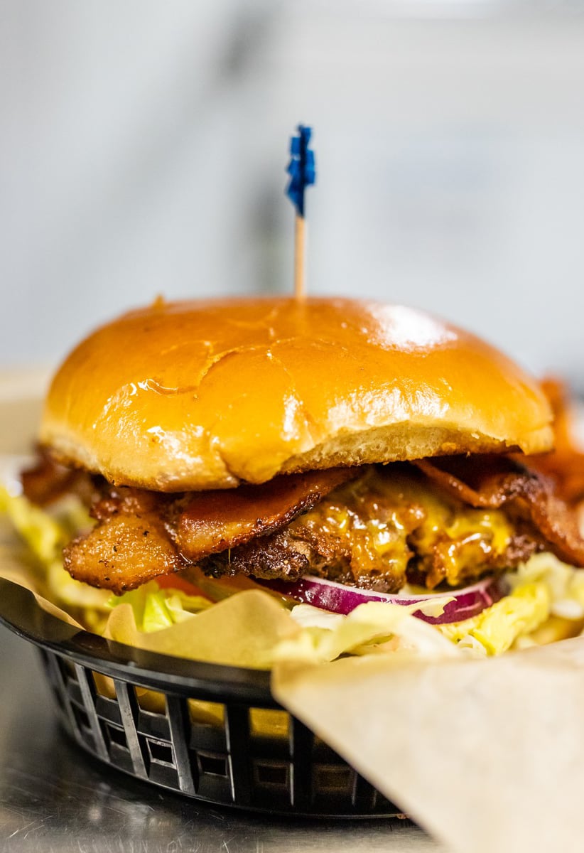 Cheddar Cheeseburger - Lelo's Island Bar - Bar & Grill in Port