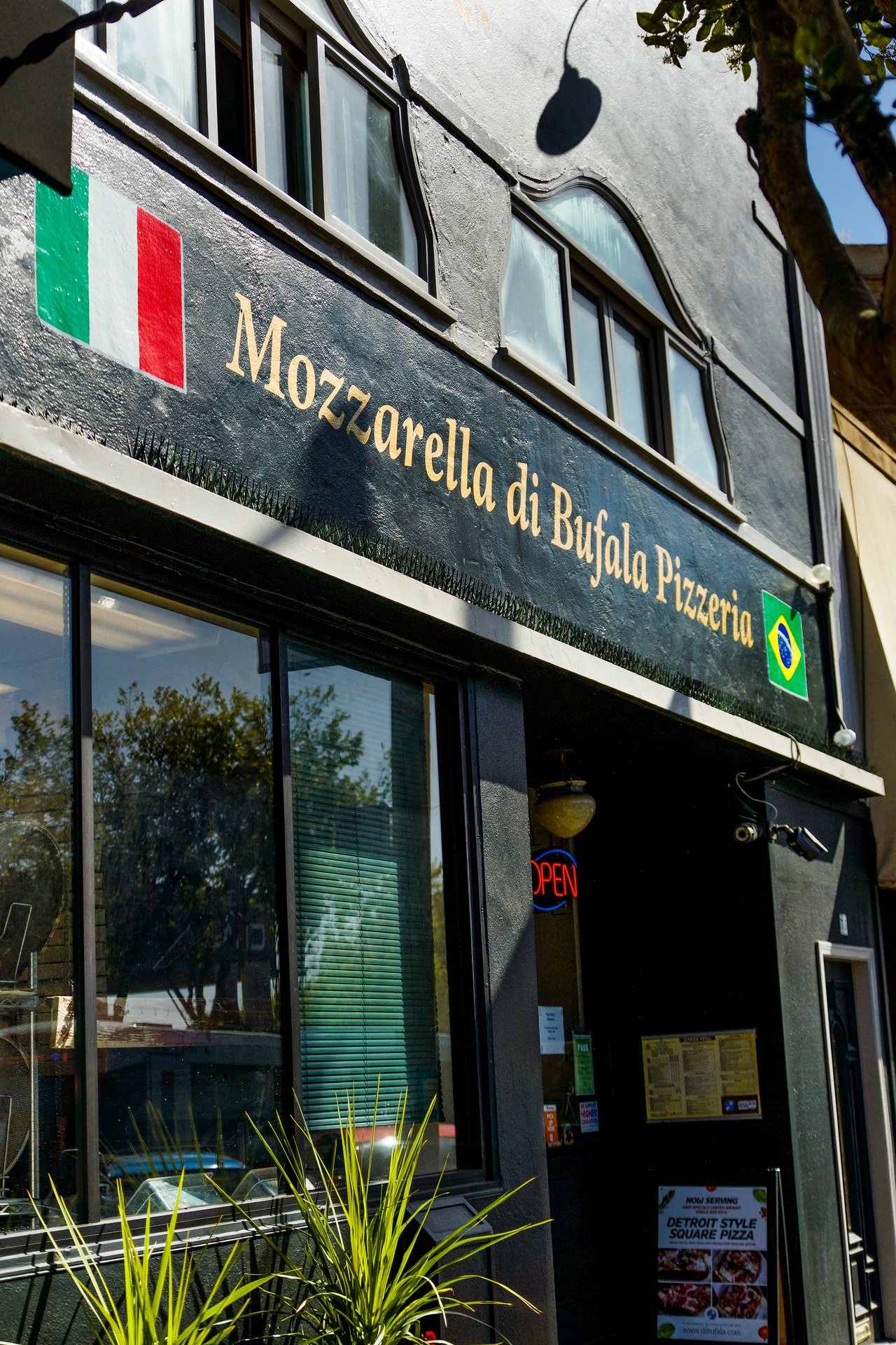 Pizzeria deals di bufala